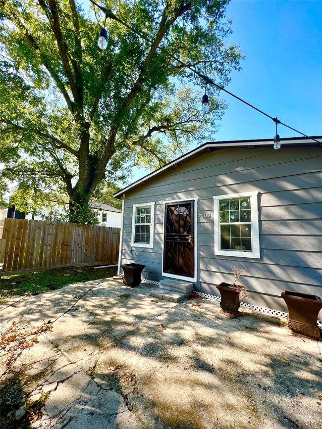 7209 Weyburn St, Houston, TX 77028 - photo 2