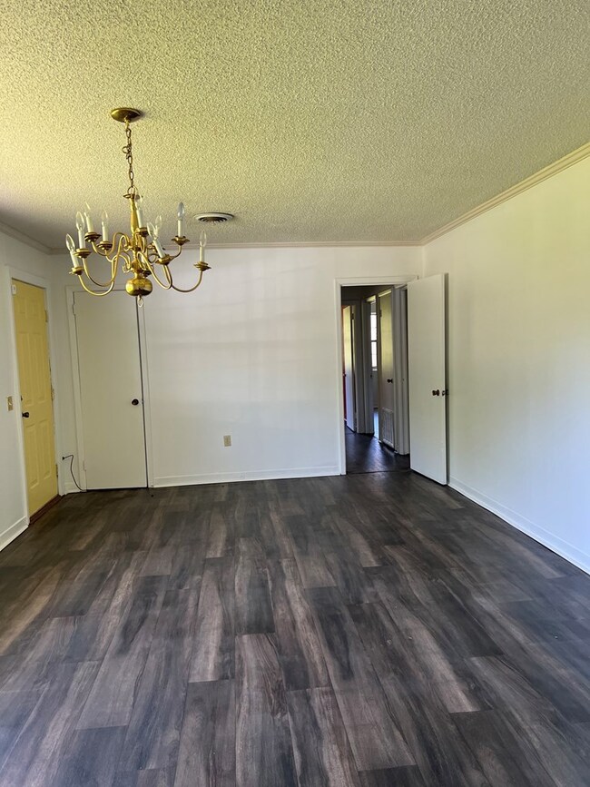 510 Forest Cir, Douglas, GA 31533 - photo 2