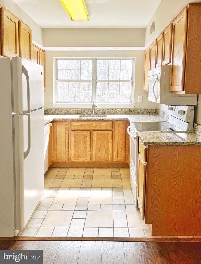 12219 Stevenson Ct unit 12219, Woodbridge, VA 22192 - photo 3