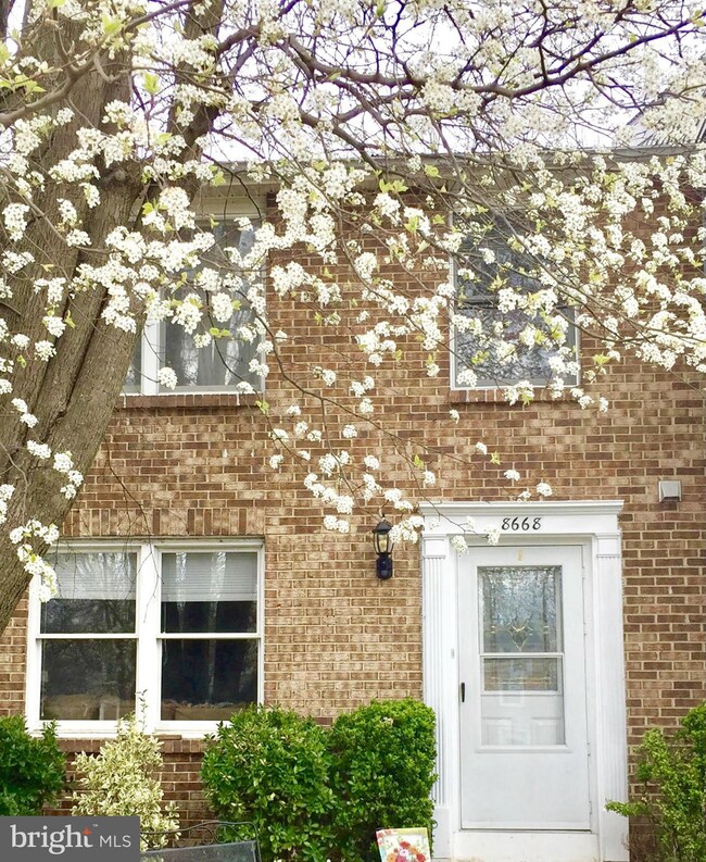 8668 Bent Arrow Ct, Springfield, VA 22153 - photo 2