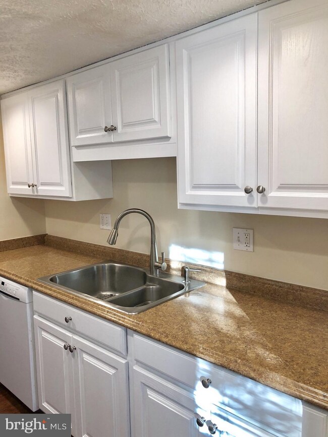 22405 Stablehouse Dr, Sterling, VA 20164 - photo 3