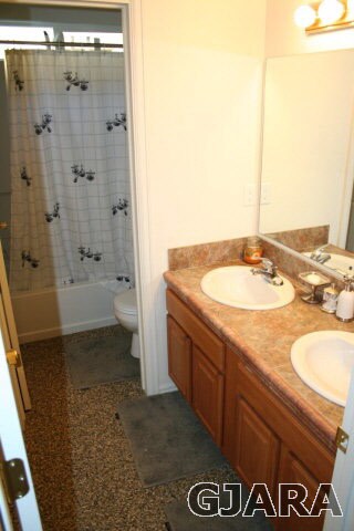 double sinks, tile countertops, split bathroom (tu