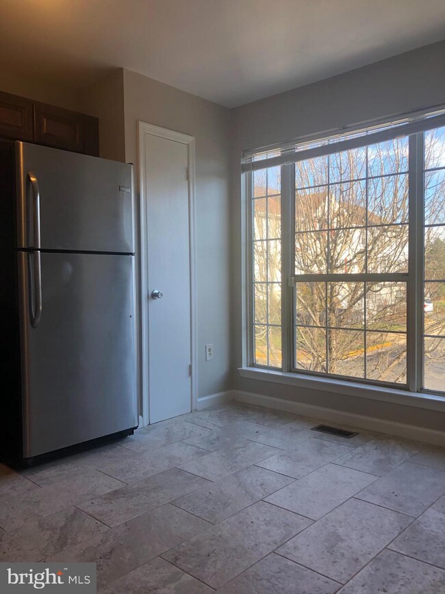 46685 Sandalwood Square, Sterling, VA 20164 - photo 5