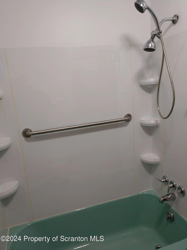 1357NMainAve2ndFlrbath