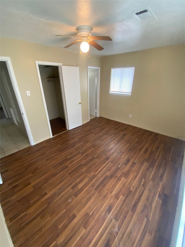 5814 Mackinaw St, Houston, TX 77053 - photo 4