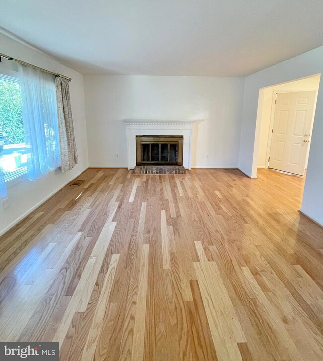 4305 Hollowview Ct, Fairfax, VA 22032 - photo 3