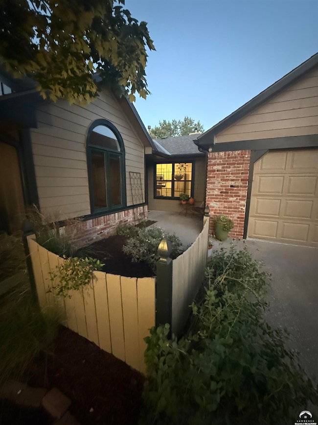 904 Moundridge Dr, Lawrence, KS 66049 - photo 4