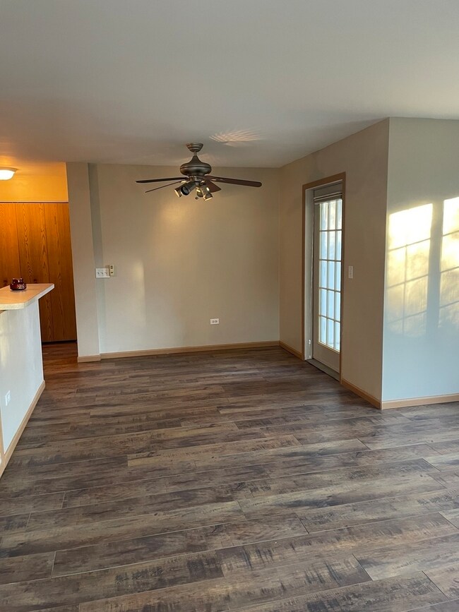 801 Silverstone Dr unit 81, Carpentersville, IL 60110 - photo 5