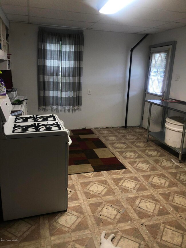 29 Mclean St, Wilkes Barre, PA 18702 - photo 2