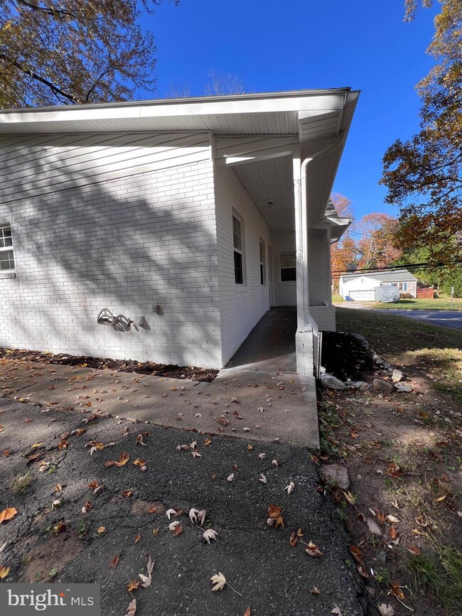 18251 Old Triangle Rd, Triangle, VA 22172 - photo 2