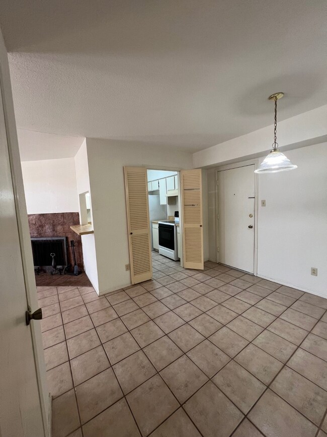 4631 Wild Indigo St unit 572, Houston, TX 77027 - photo 5