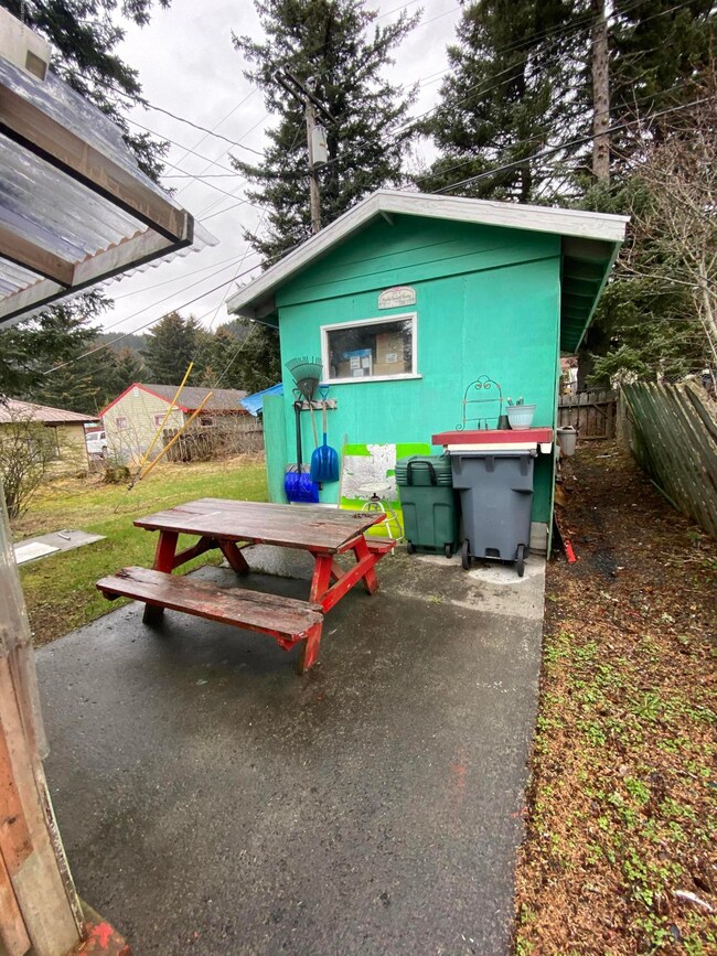 1013 Hemlock St, Kodiak, AK 99615 - photo 7