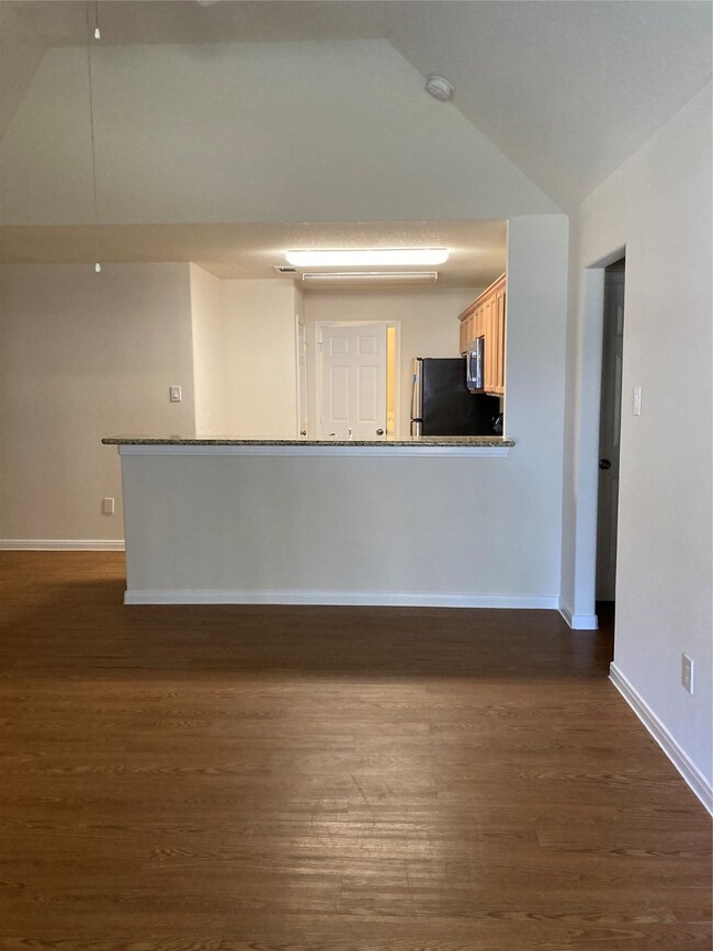 1319 Betsy Ross St, Alvin, TX 77511 - photo 2