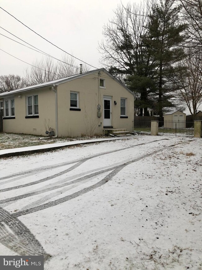 403 Denver Ct, Wallingford, PA 19086 - photo 2