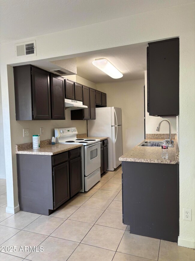 6033 W Golden Ln, Glendale, AZ 85302 - photo 7