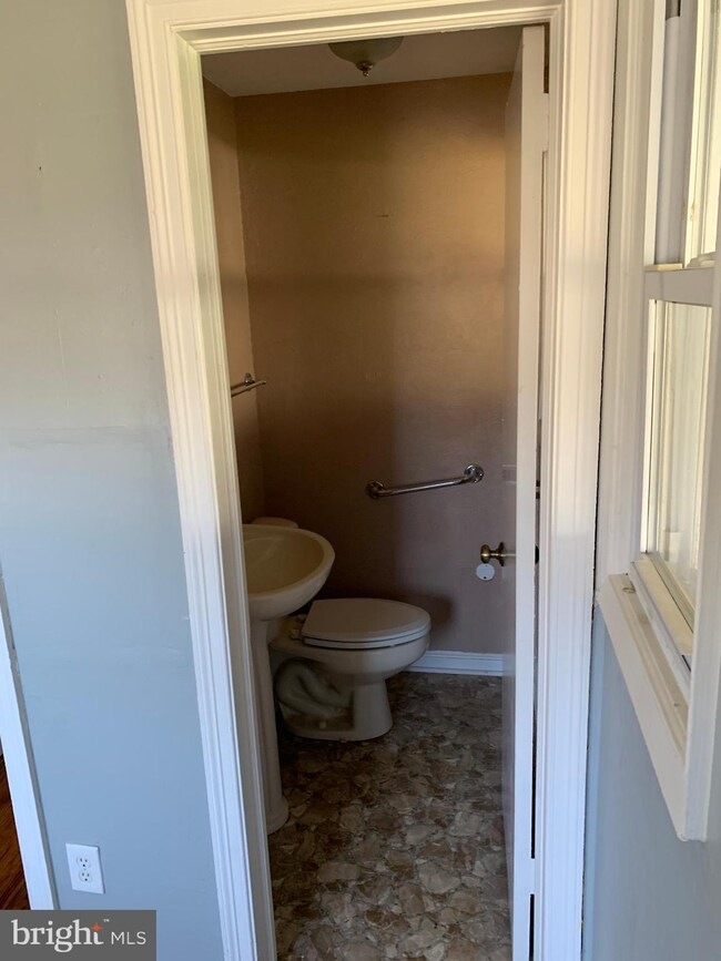 240 W Roland Rd, Brookhaven, PA 19015 - photo 5