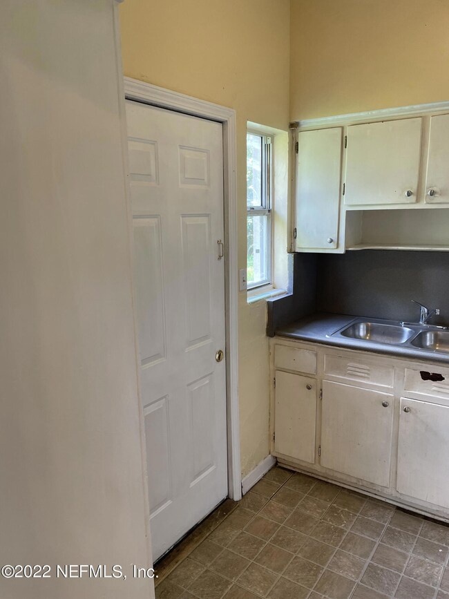 5116 Janice Cir E, Jacksonville, FL 32210 - photo 5