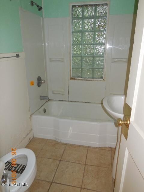 main_floor_bath_41684124 (2)