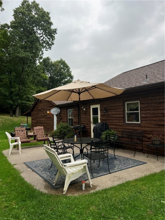 Great back patio with tons of space for entertaini