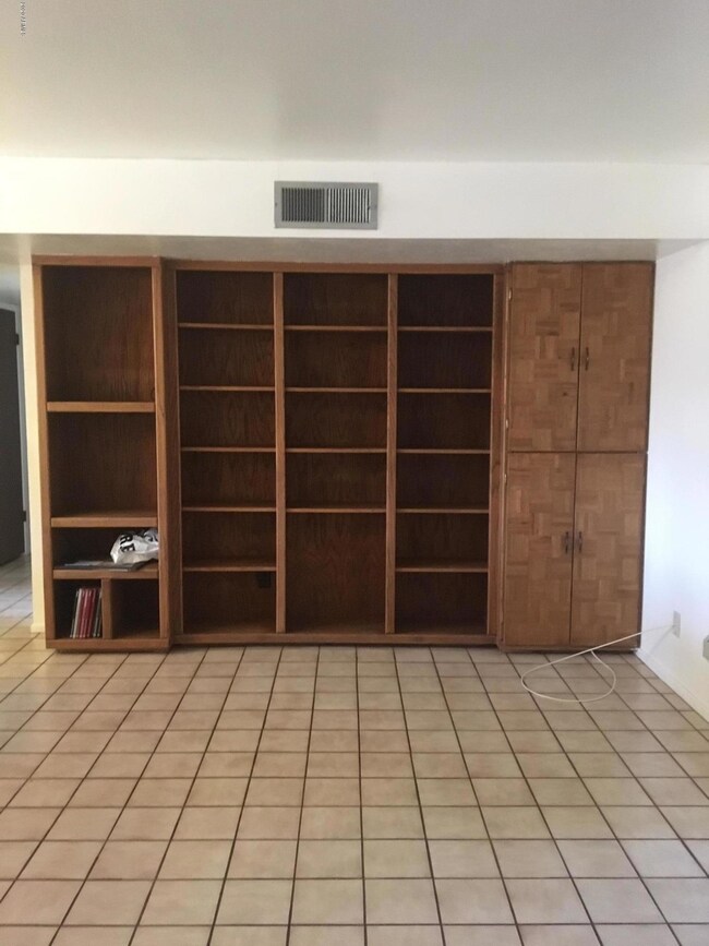 Great Room w/built in bookcases