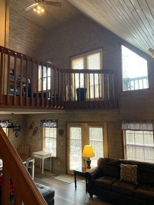 2805 FORREST BEAUTIFUL INTERIOR WOODWORK