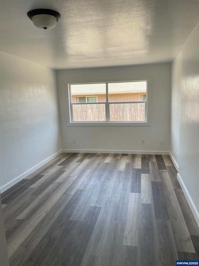 1453 (&1451) Hiatt St, Lebanon, OR 97355 - photo 4