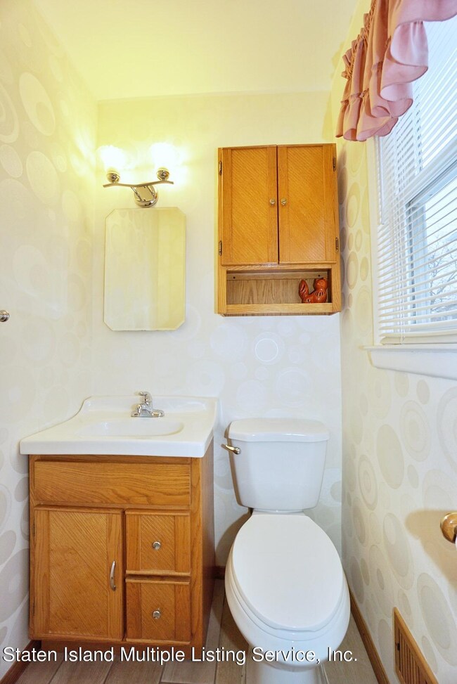 579 Hanover Ave, Staten Island, NY 10304 - photo 6
