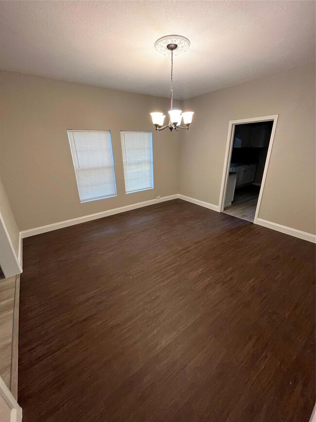 213 W Willingham St, Cleburne, TX 76033 - photo 6