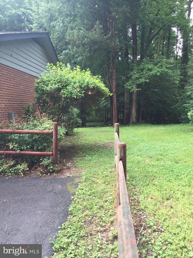 18315 Candice Dr, Triangle, VA 22172 - photo 2