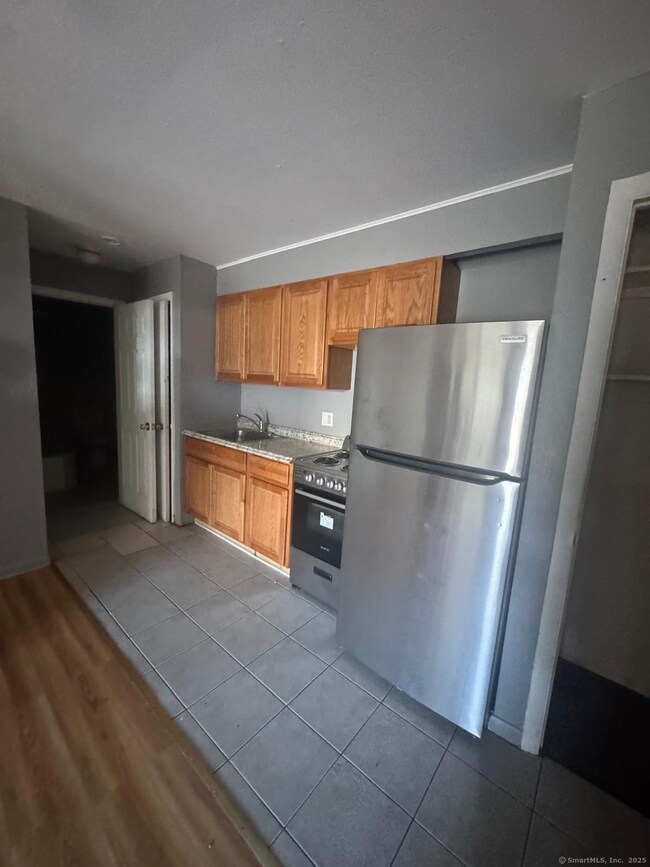 240 Oak St unit 3, Bridge Port, CT 06604 - photo 3