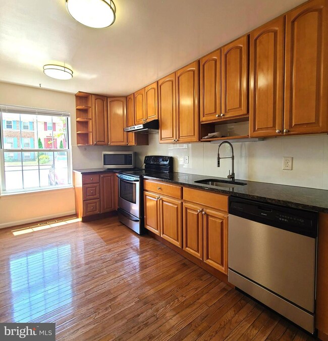 9673 Lindenbrook St, Fairfax, VA 22031 - photo 4