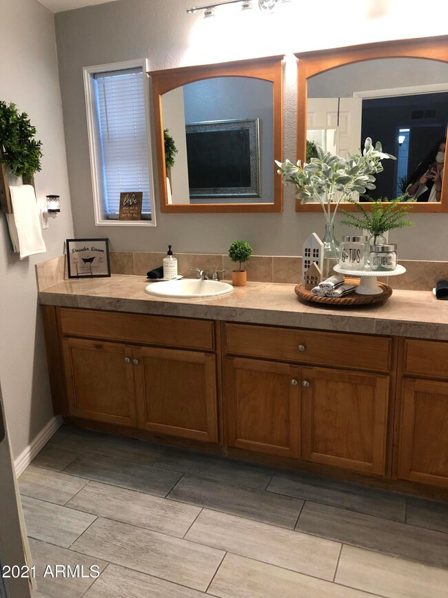 4022 W. Thunderbird MB double sink