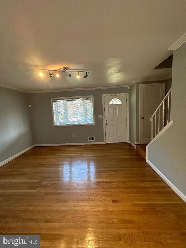 640 Queensgate Rd, Baltimore, MD 21229 - photo 7