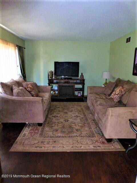 Living Room has Hardwood Floor