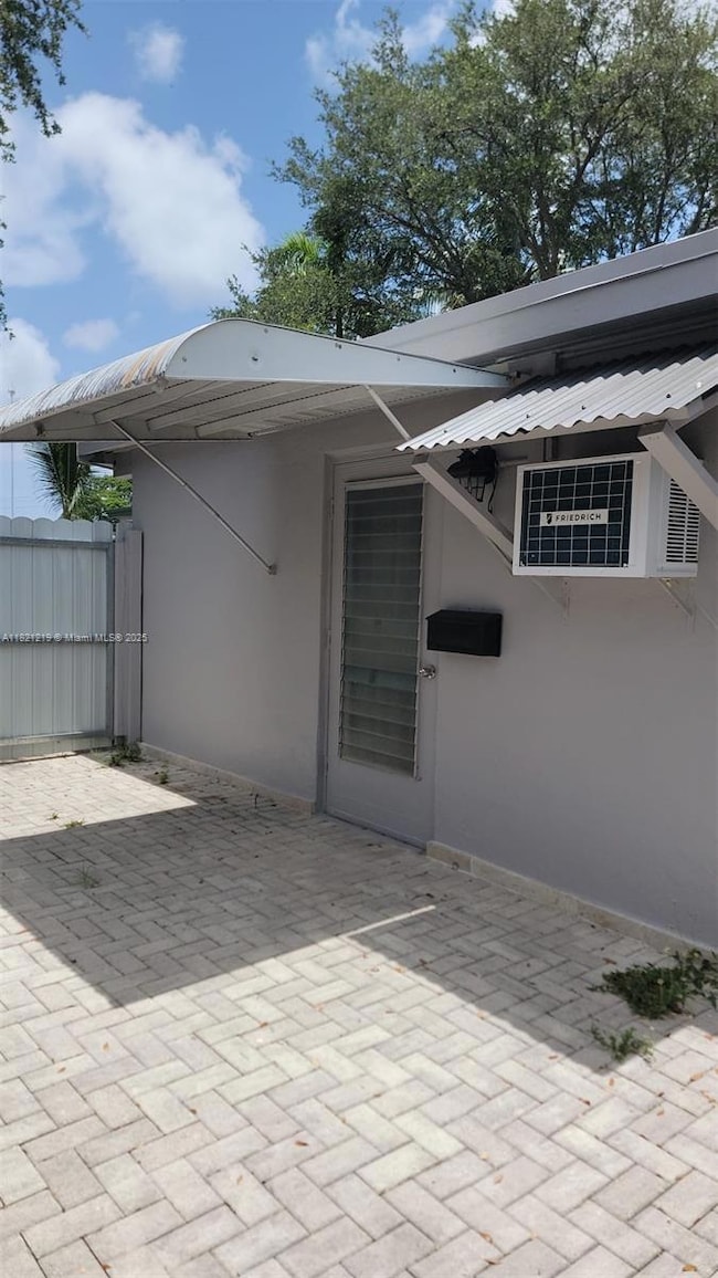 ENTRACE AND PATIO