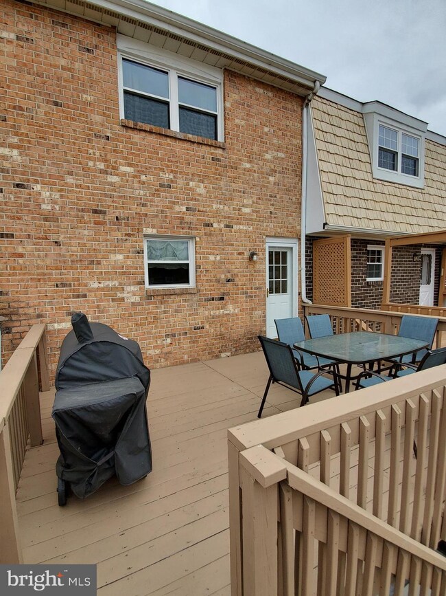 977 Stormont Cir, Halethorpe, MD 21227 - photo 4