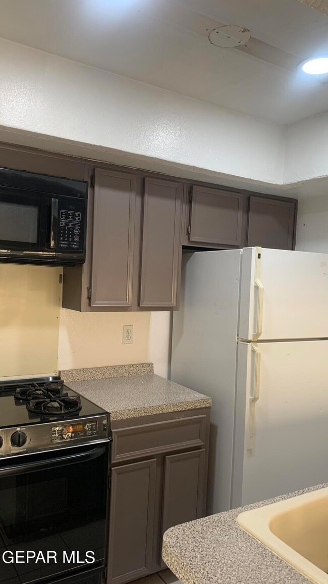 10628 Springwood Dr unit C, El Paso, TX 79935 - photo 6