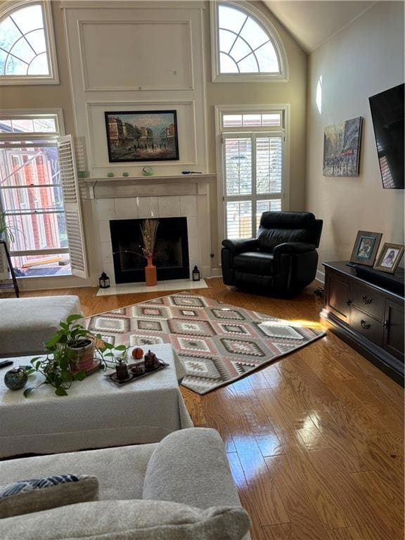 Living room with light wood-type flooring, a tile 
