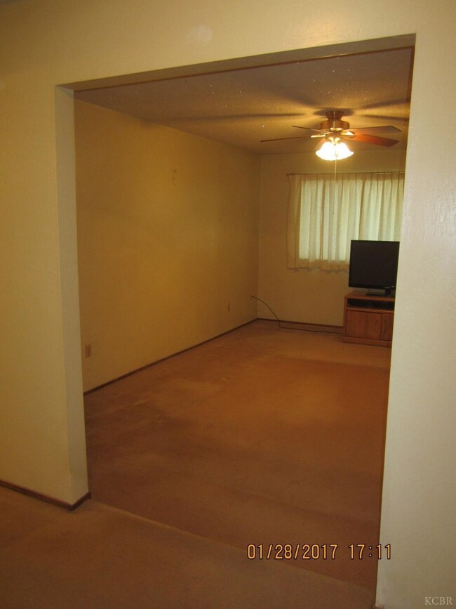 304 W Deodar Ln, Lemoore, CA 93245 - photo 4