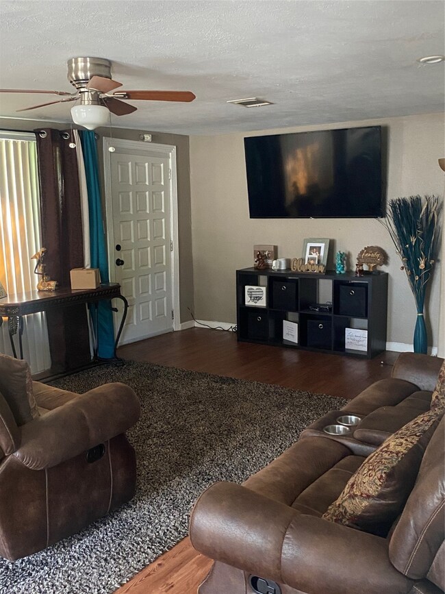 4604 Los Angeles St, Houston, TX 77026 - photo 2