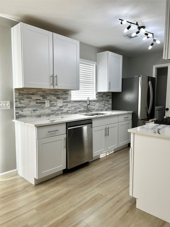 7747 Ashmole Ln, Houston, TX 77088 - photo 4