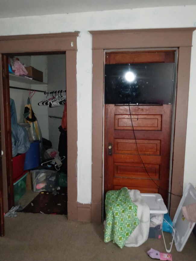20210130_Bedroom1_Closet_Emergency Exit