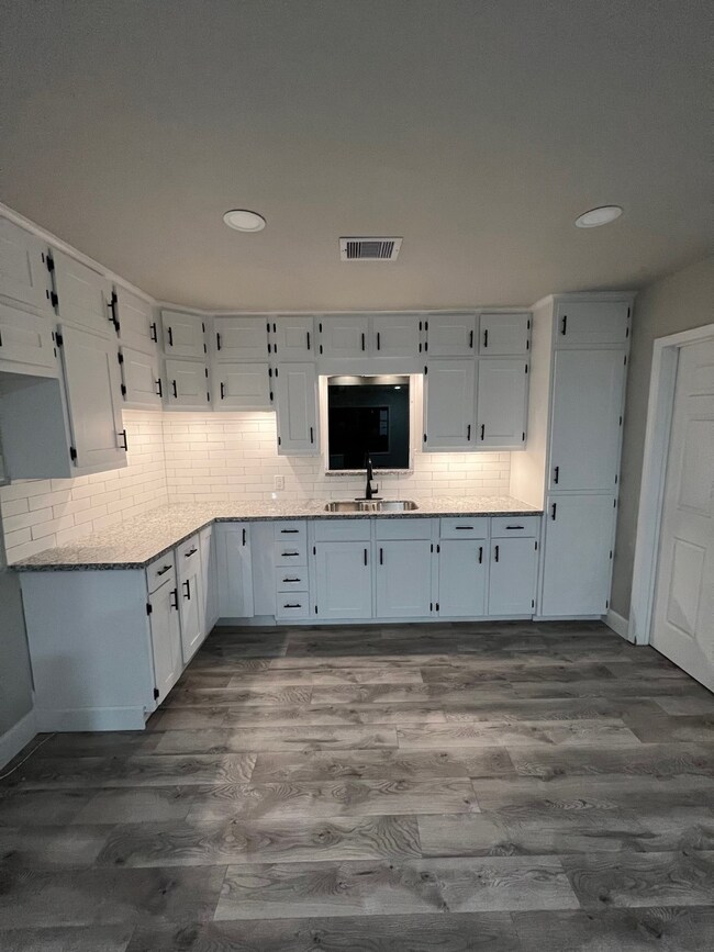 3106 10th St, Bay City, TX 77414 - photo 6