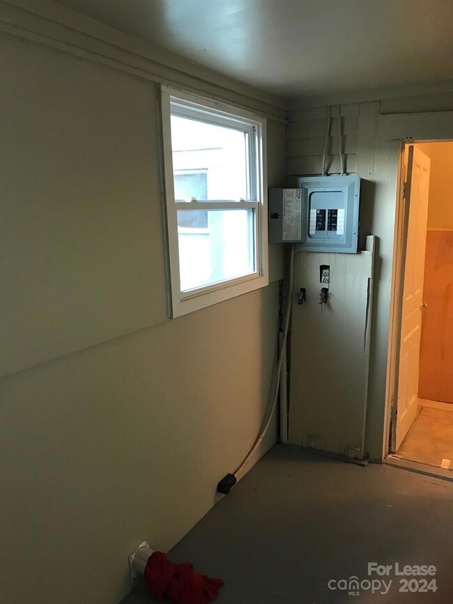 610 Davie Ave unit B, Statesville, NC 28677 - photo 4