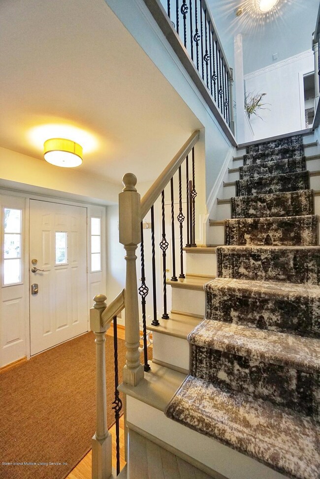 (4) Foyer and Staricase to Level 2