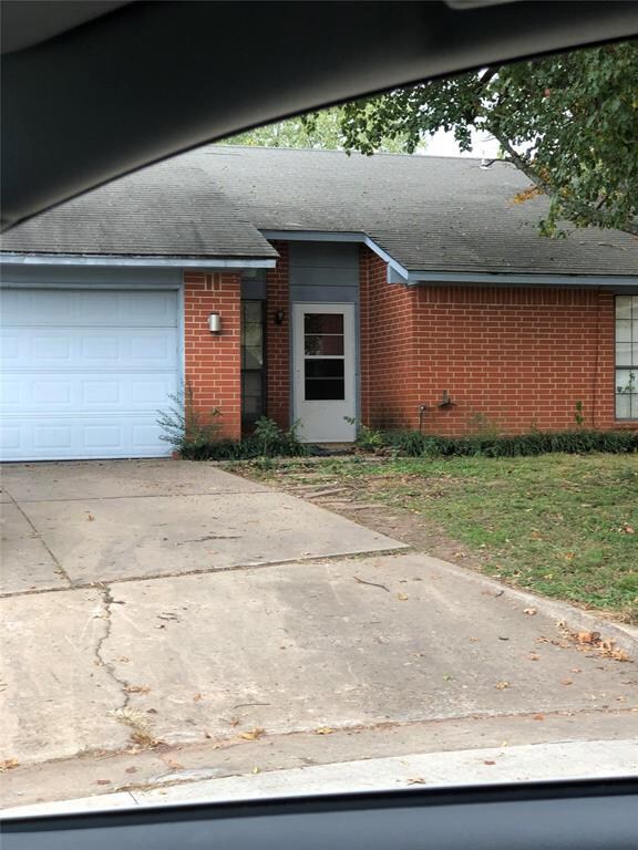 End of a cul-de-sac, 2 car attached garage, concrete porch w/seating area, storm door