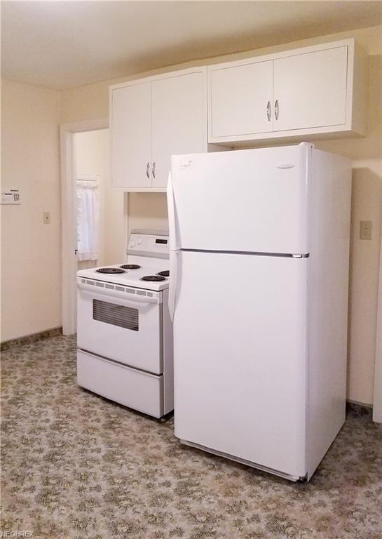 Kitchen appliance convey with the property.