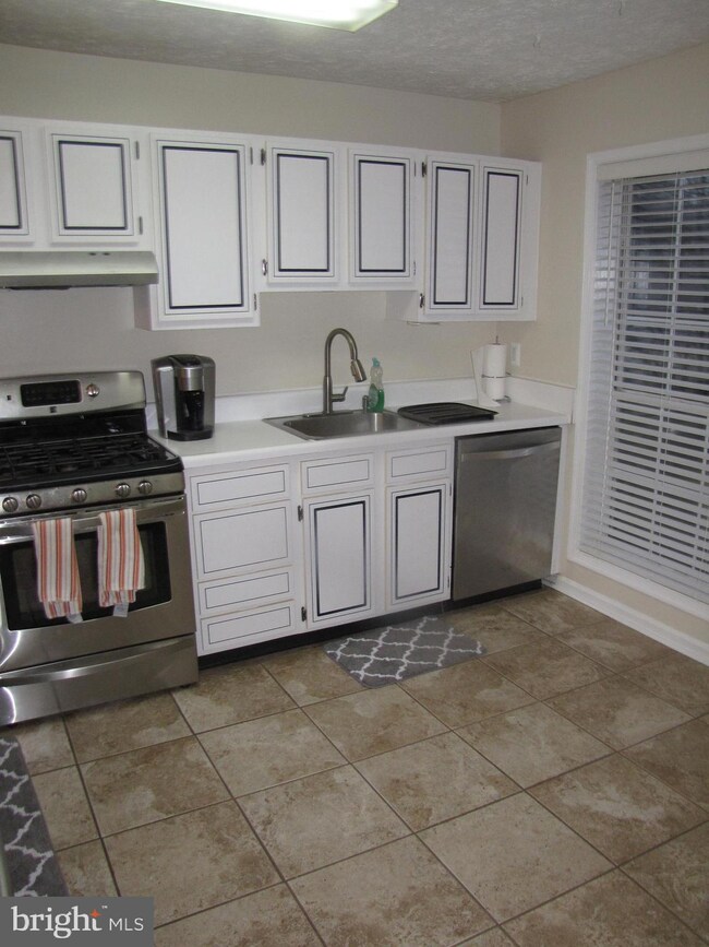 11944 Cardamom Dr, Woodbridge, VA 22192 - photo 6