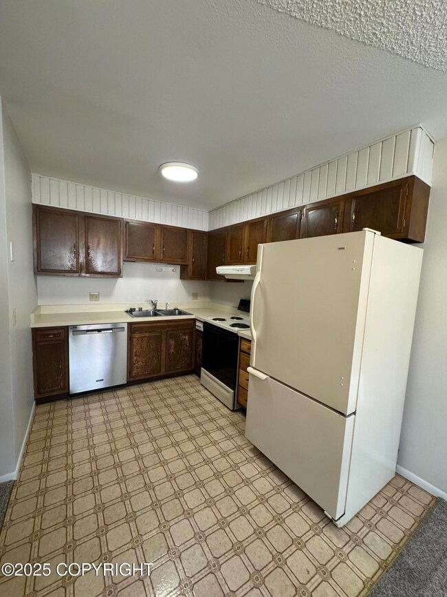 5760 College Dr unit B, Anchorage, AK 99504 - photo 5