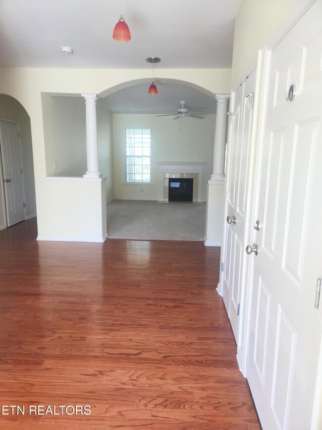 709 Mountainoak Ln unit 15B, Powell, TN 37849 - photo 3